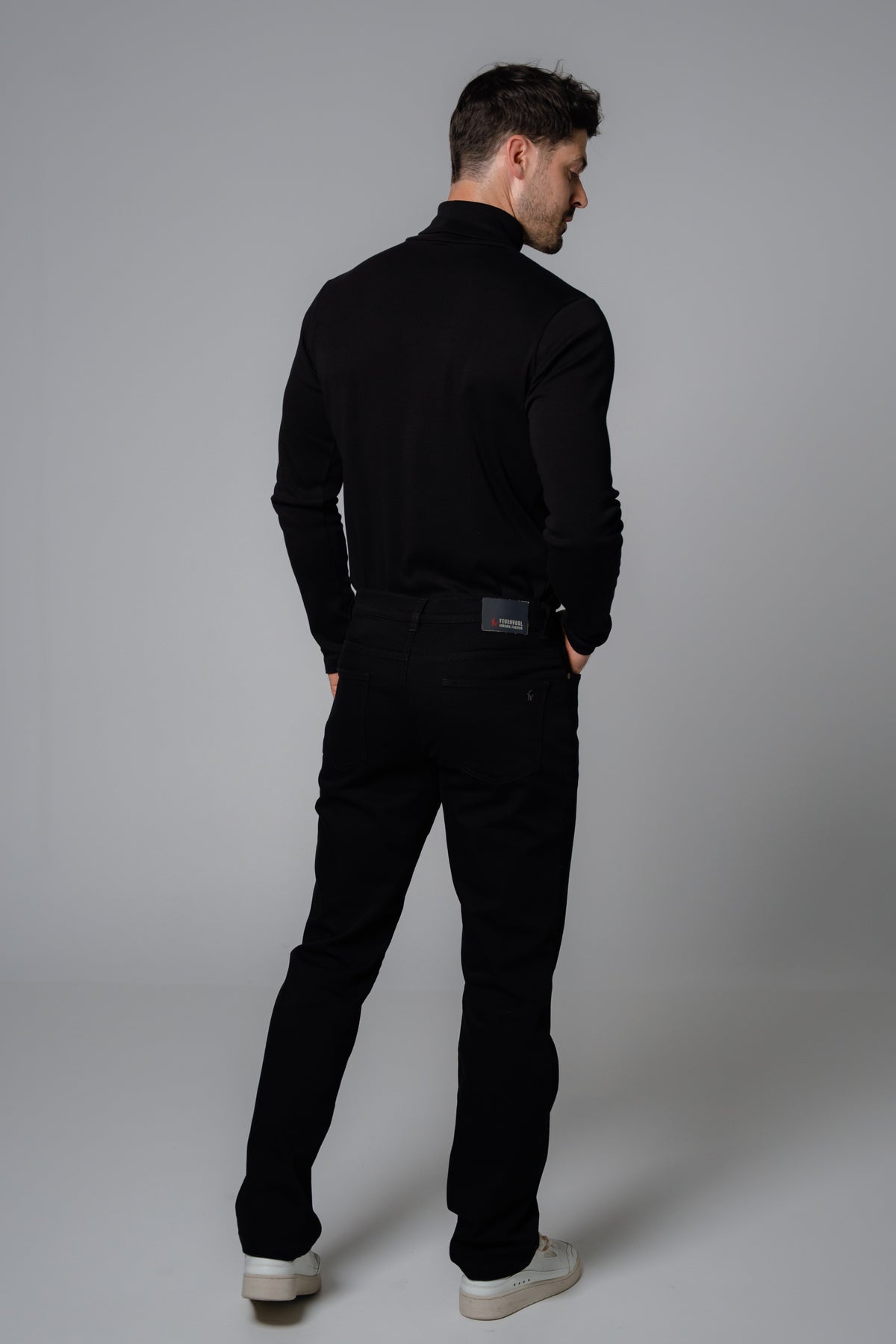 fv-Mi:lo Straight Cut | Medium Waist | Stay Black Denim