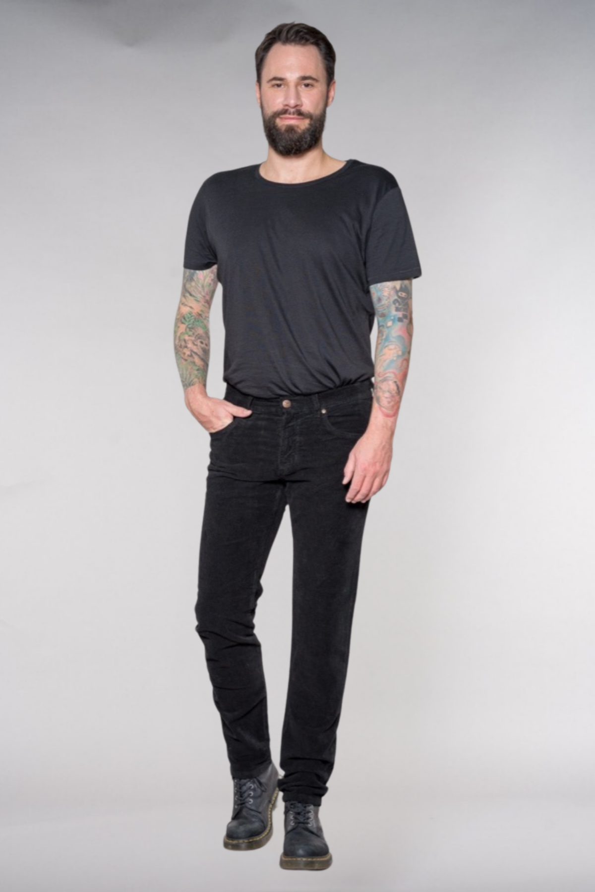 fv-Fi:nn Slim Fit | Medium Waist | Fine Corduroy | Black-Black