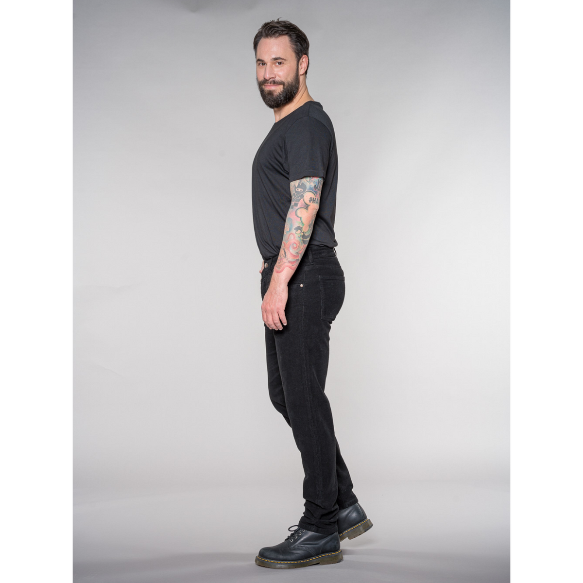 fv-Fi:nn Slim Fit | Medium Waist | Fine Corduroy | Black-Black