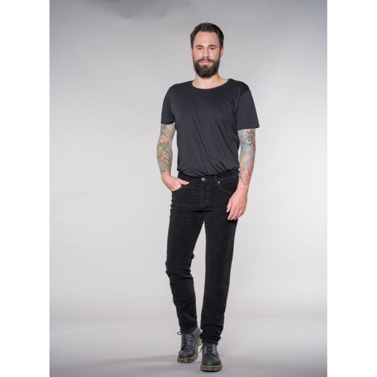 fv-Fi:nn Slim Fit | Medium Waist | Fine Corduroy | Black-Black